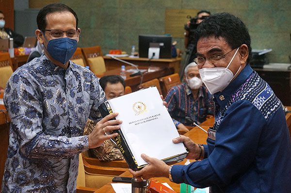 Anggota-Komisi-X-DPR-RI-Fraksi-PDIP-Andreas-Pareira-1