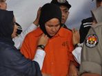 Tersangka kasus pembunuhan Hakim Pengadilan Negeri (PN) Medan, Zuraida Hanum (tengah) yang juga istri korban dihadirkan polisi ketika gelar kasus di Mapolda Sumatera Utara, Medan, Sumatera Utara, Rabu (8/1/2020).