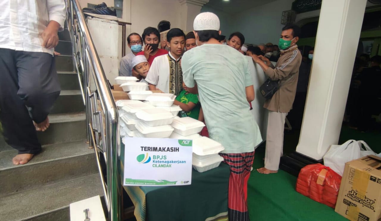BPJAMSOSTEK Jakarta Cilandak bersama ACT-MRI bagikan sedekah nasi Jumat.