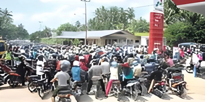 Antrean pengisian BBM. subsidi. FOTO:: Ist.