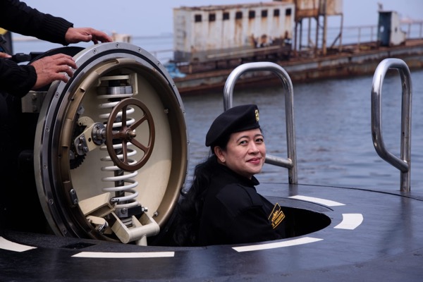 Ketua DPR RI Puan Maharani naik kapal selam KRI Anggoro-405. (Foto: Ist)