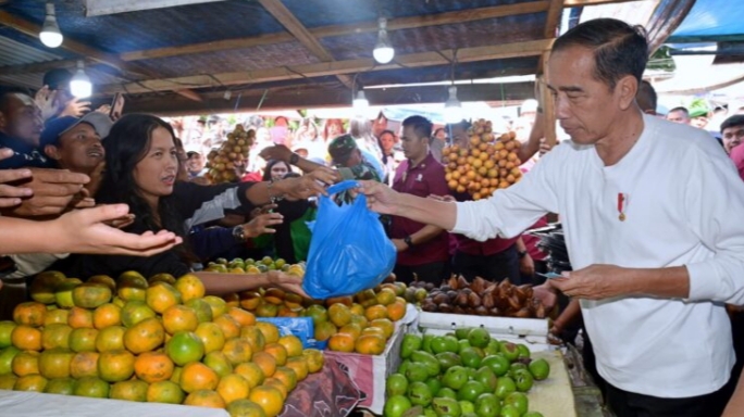 Visit Berastagi Fruit Market, Jokowi Buys Fruits and Vegetables – Beritabuanaco