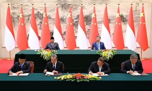 prabowo-subianto-bersama-xi-jinping-menyaksikan-penandatanganan-7-kesepakatan-kerja-sama-antara-indonesia-dan-tiongkok-foto-mu_169_copy_500x300