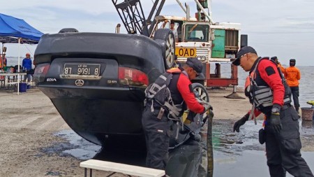 potret-mobil-sedan-milik-brigjen-purn-hendrawan-ostevan-yang-ditemukan-tewas-mengambang-di-perairan-marunda_169_copy_450x253
