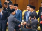 Anggota DPR RI Bambang Soesatyo sedang bersalaman dengan Presiden Prabowo. (Foto: BS)